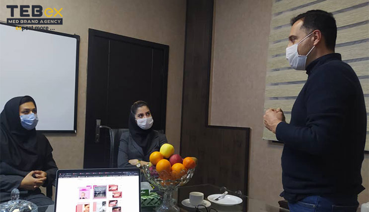 مهندس رضوی در جلسه برای اعضای کلینیک درمانی